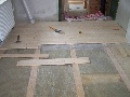 Popis: Montáž podlahových palubek na dřevěný rošt.